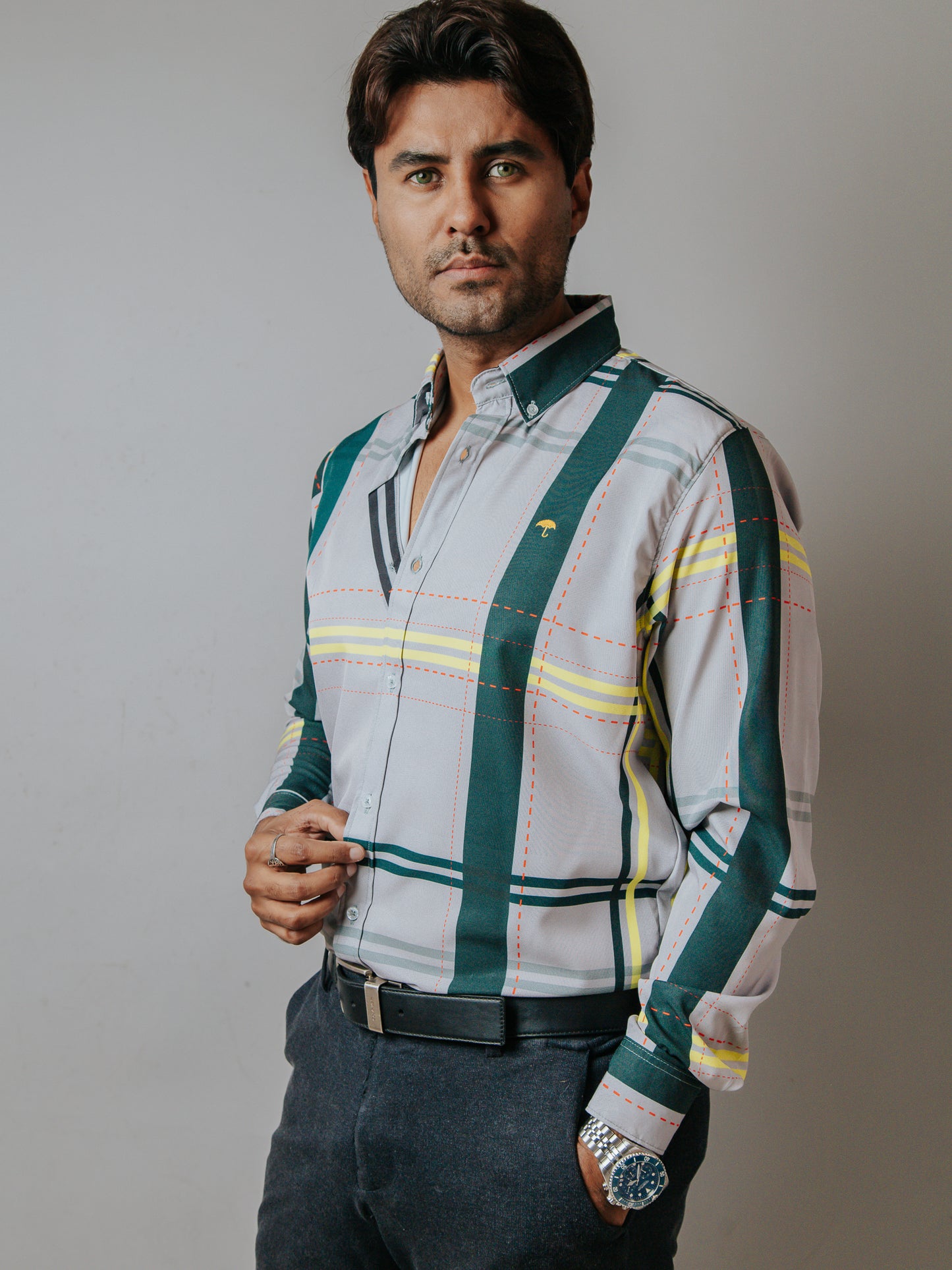 CAMISA SLIM FIT, GRIS LÍNEAS AMARILLAS Y ROJAS