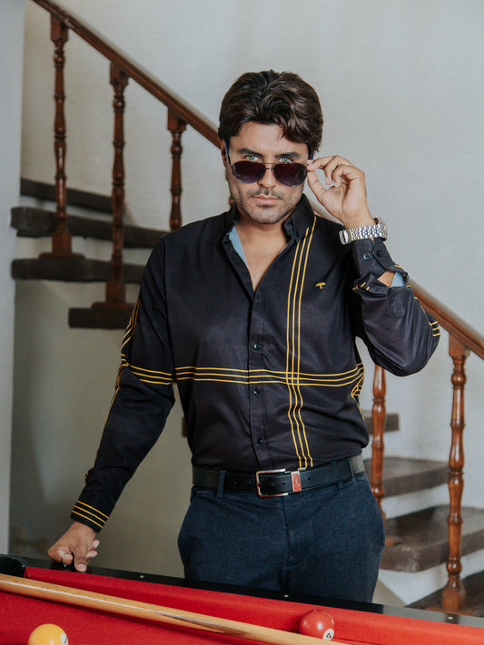 CAMISA SLIM FIT, NEGRA LÍNEAS DORADAS