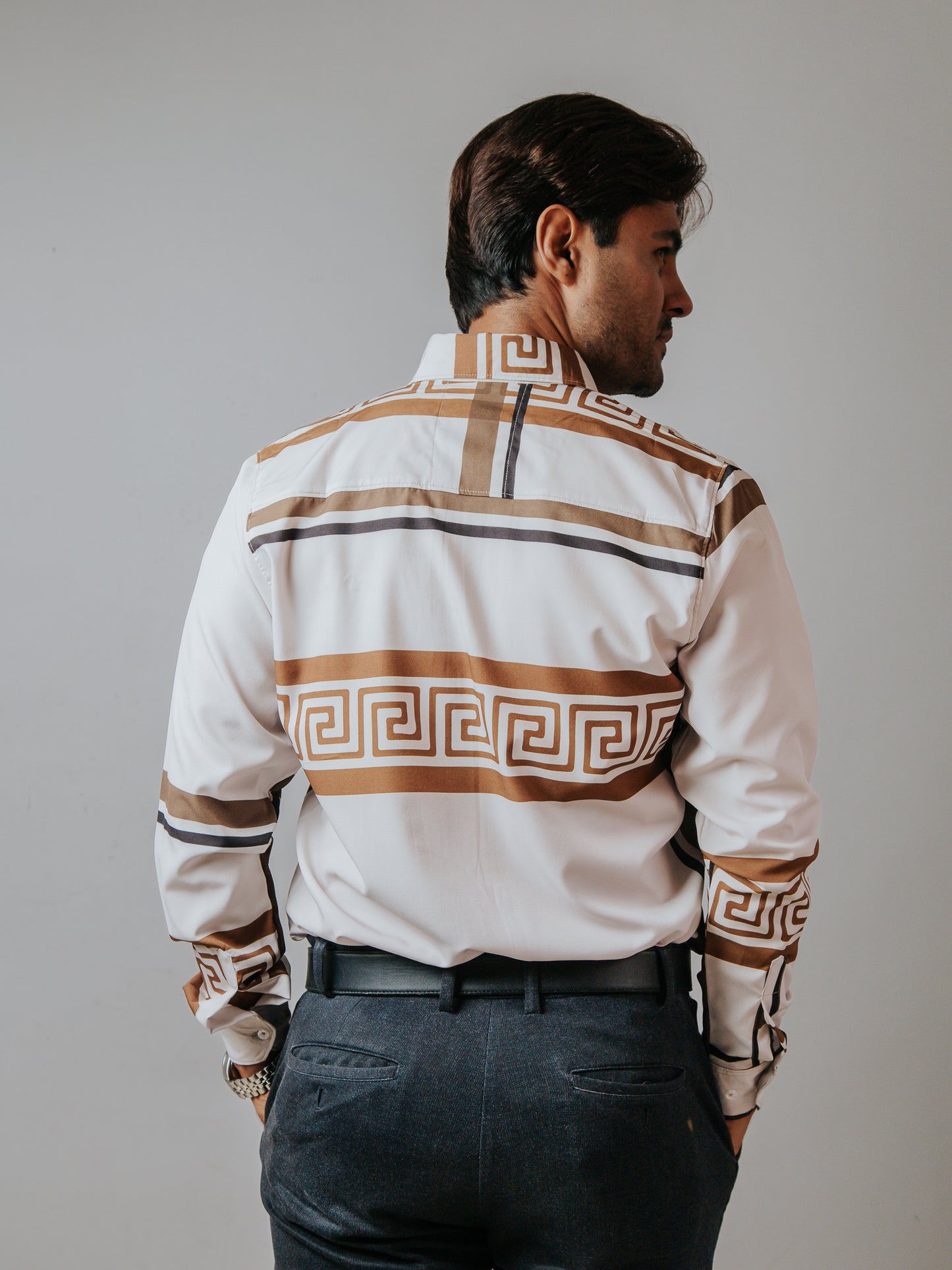 CAMISA SLIM FIT, BEIGE CLARO DETALLE GRIEGO MARRÓN