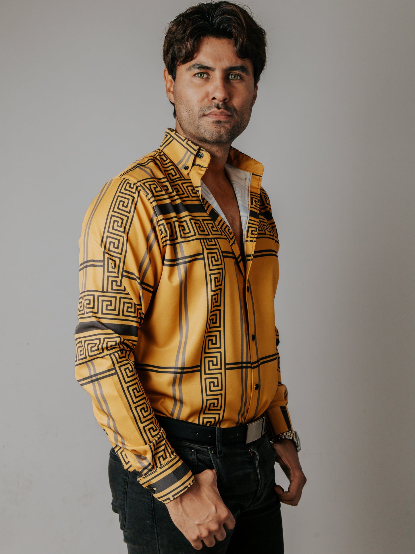 CAMISA HOMBRE SLIM FIT, MOSTAZA GRECAS GRIS Y NEGRO