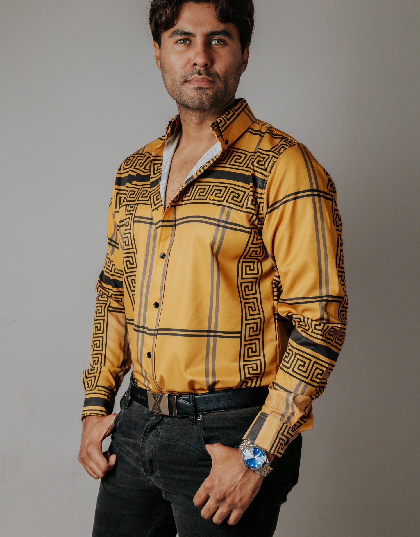 CAMISA HOMBRE SLIM FIT, MOSTAZA GRECAS GRIS Y NEGRO