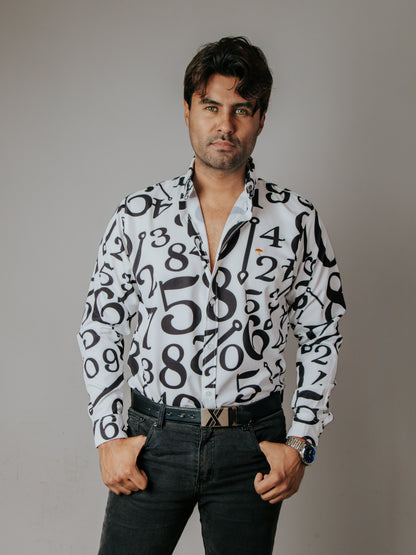 CAMISA HOMBRE SLIM FIT, BLANCA CON NUMEROS AZULES