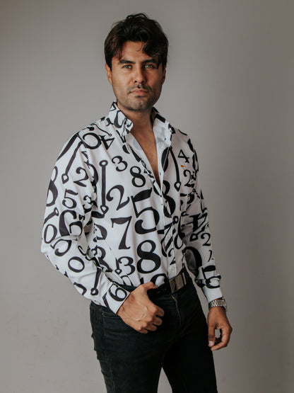 CAMISA HOMBRE SLIM FIT, BLANCA CON NUMEROS AZULES
