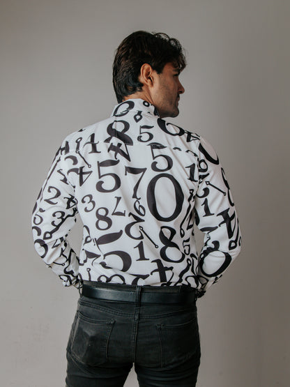 CAMISA HOMBRE SLIM FIT, BLANCA CON NUMEROS AZULES