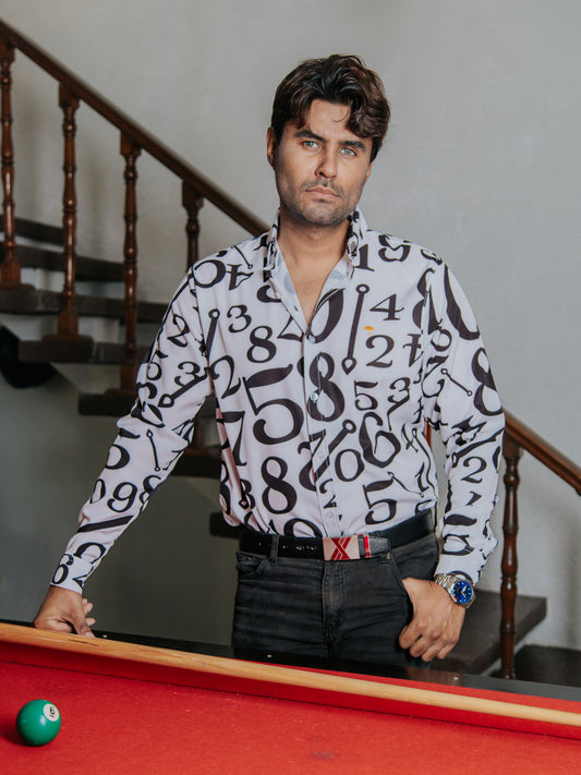 CAMISA HOMBRE SLIM FIT, BLANCA CON NUMEROS AZULES