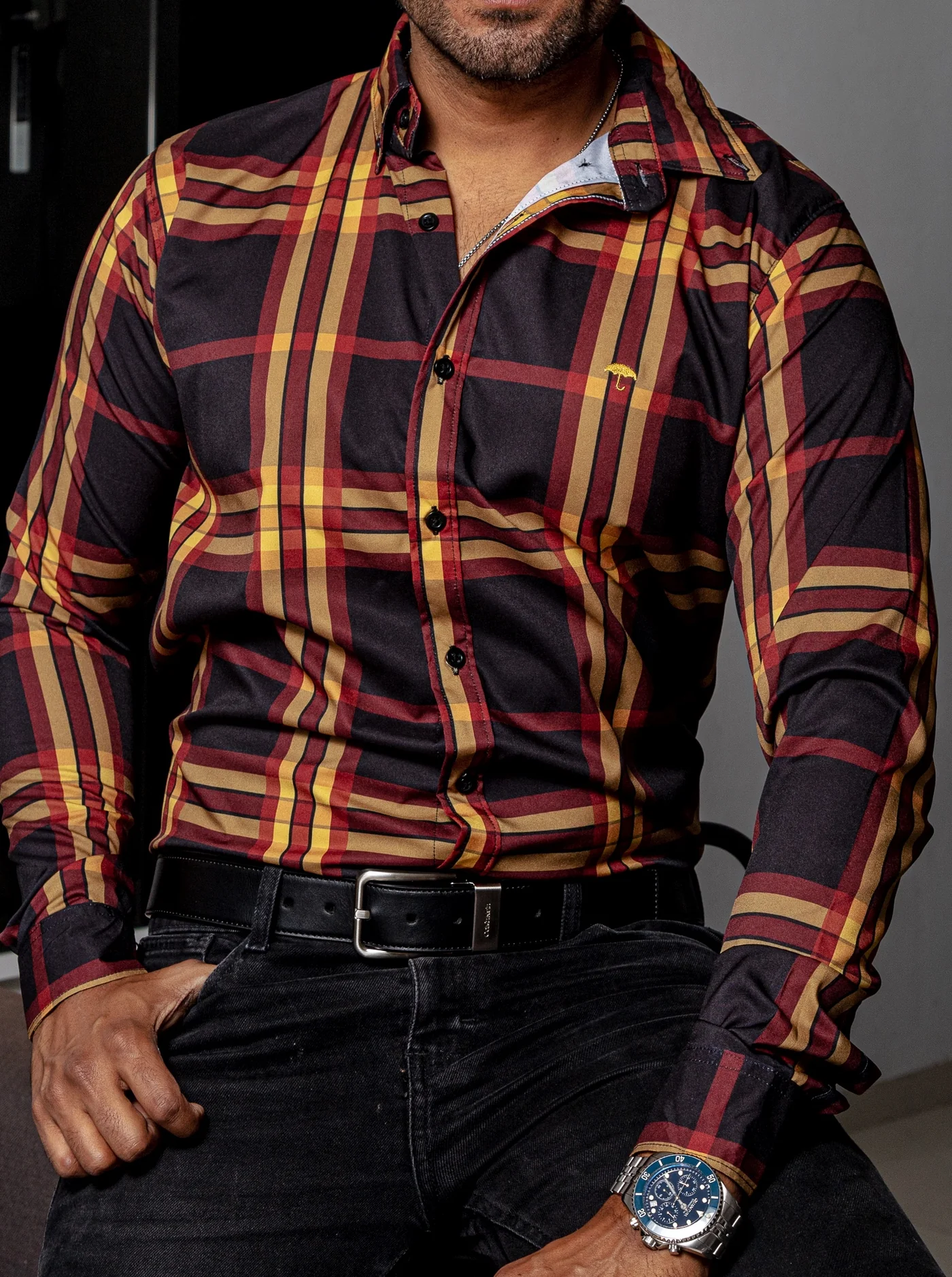 CAMISA CASUAL HOMBRE, NEGRA LÍNEAS ROJA Y AMARILLA