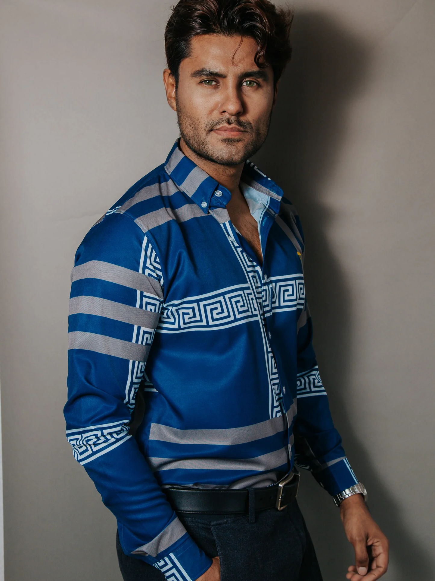 CAMISA HOMBRE SLIM FIT AZUL DETALLE GRIEGO BLANCO LÍNEAS GRIS