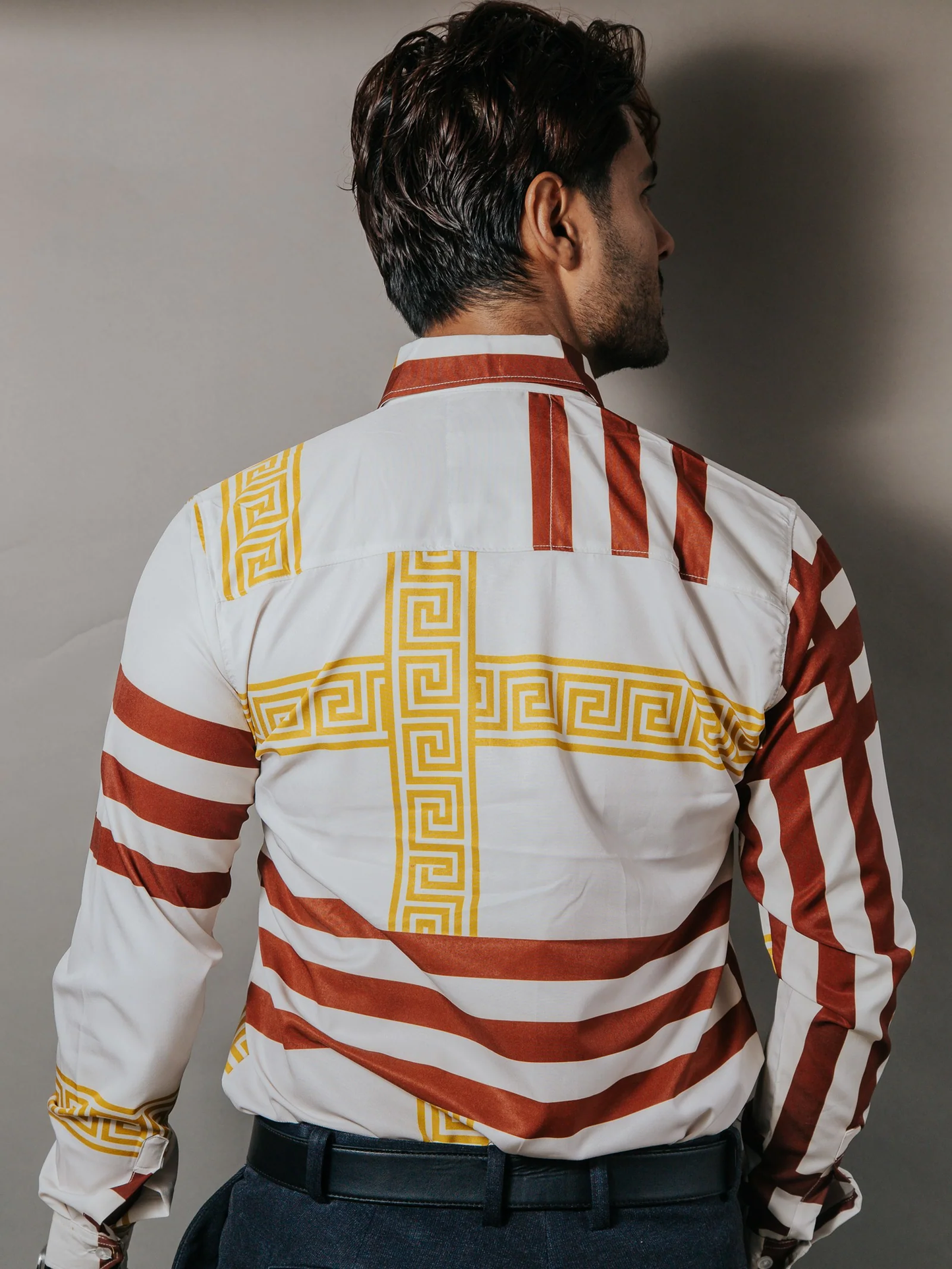 CAMISA HOMBRE SLIM FIT MARFIL DETALLE GRIEGO DORADO