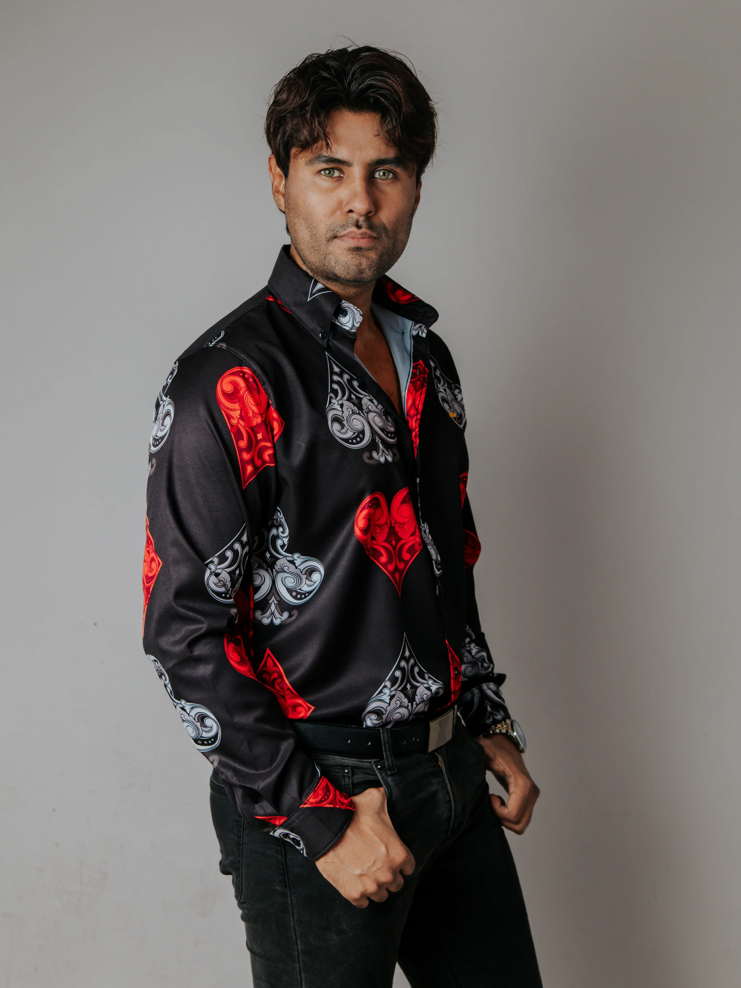 CAMISA HOMBRE SLIM FIT, NEGRA PICAS TRÉBOLES CORAZÓN ROJO Y GRIS