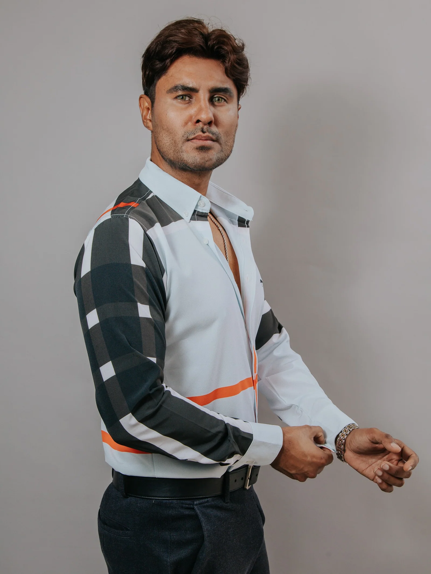 CAMISA HOMBRE SLIM FIT, AZUL CLARO LÍNEAS NEGRO Y NARANJA