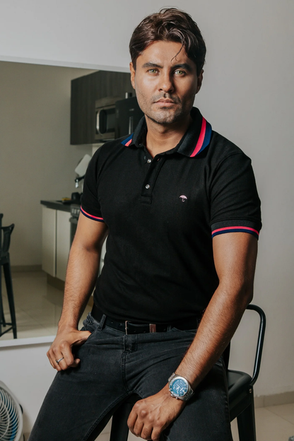 PLAYERA POLO SLIM FIT, NEGRA DETALLES ROSAS, MARINO