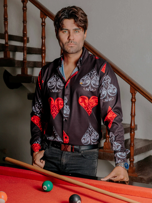 CAMISA HOMBRE SLIM FIT, NEGRA PICAS TRÉBOLES CORAZÓN ROJO Y GRIS