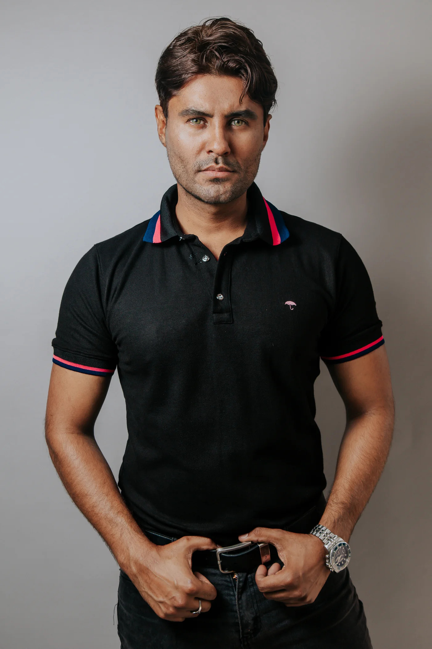 PLAYERA POLO SLIM FIT, NEGRA DETALLES ROSAS, MARINO