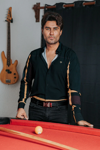 CAMISA HOMBRE CASUAL NEGRA LÍNEA VINO Y DORADA