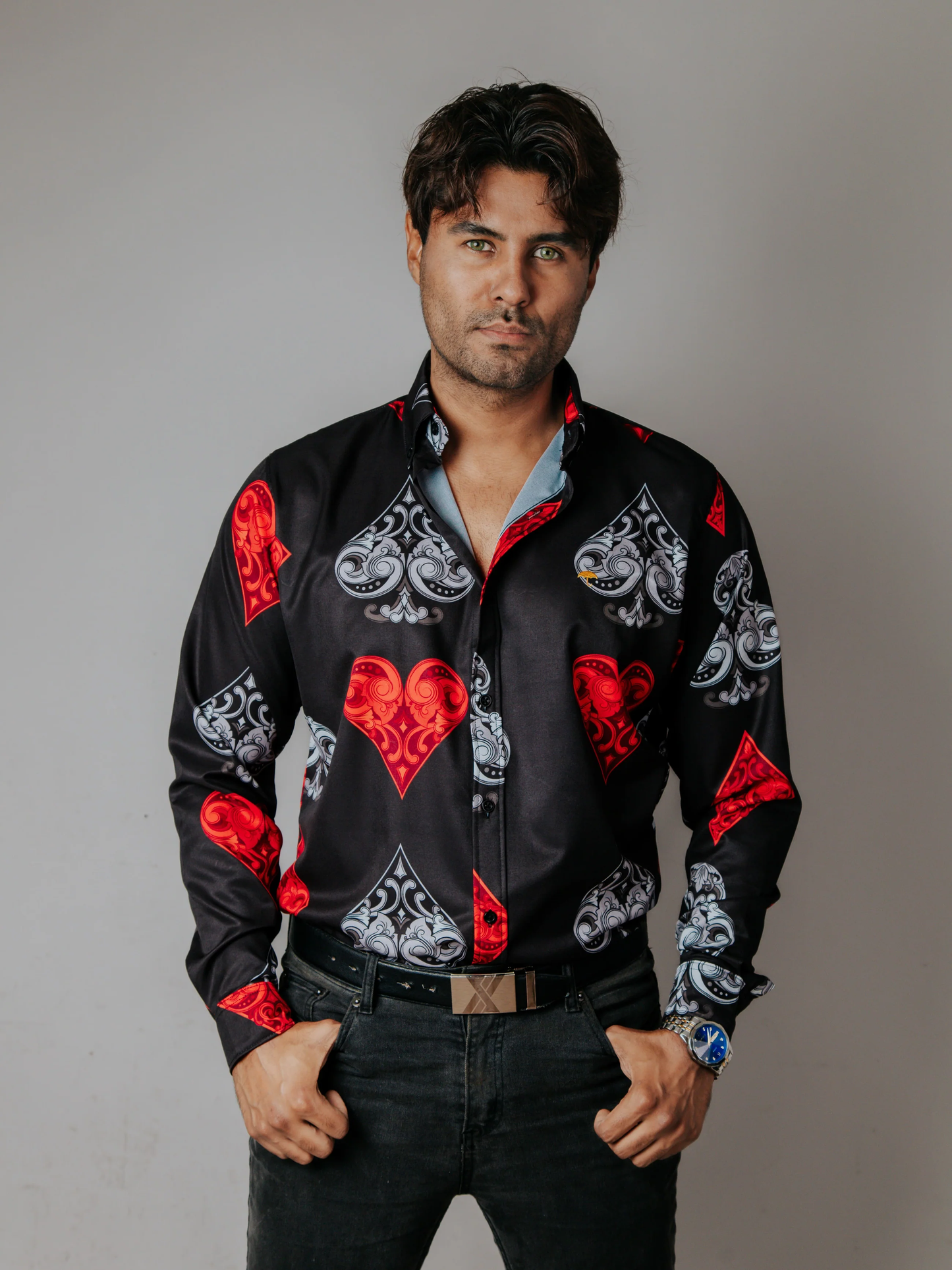 CAMISA HOMBRE SLIM FIT, NEGRA PICAS TRÉBOLES CORAZÓN ROJO Y GRIS