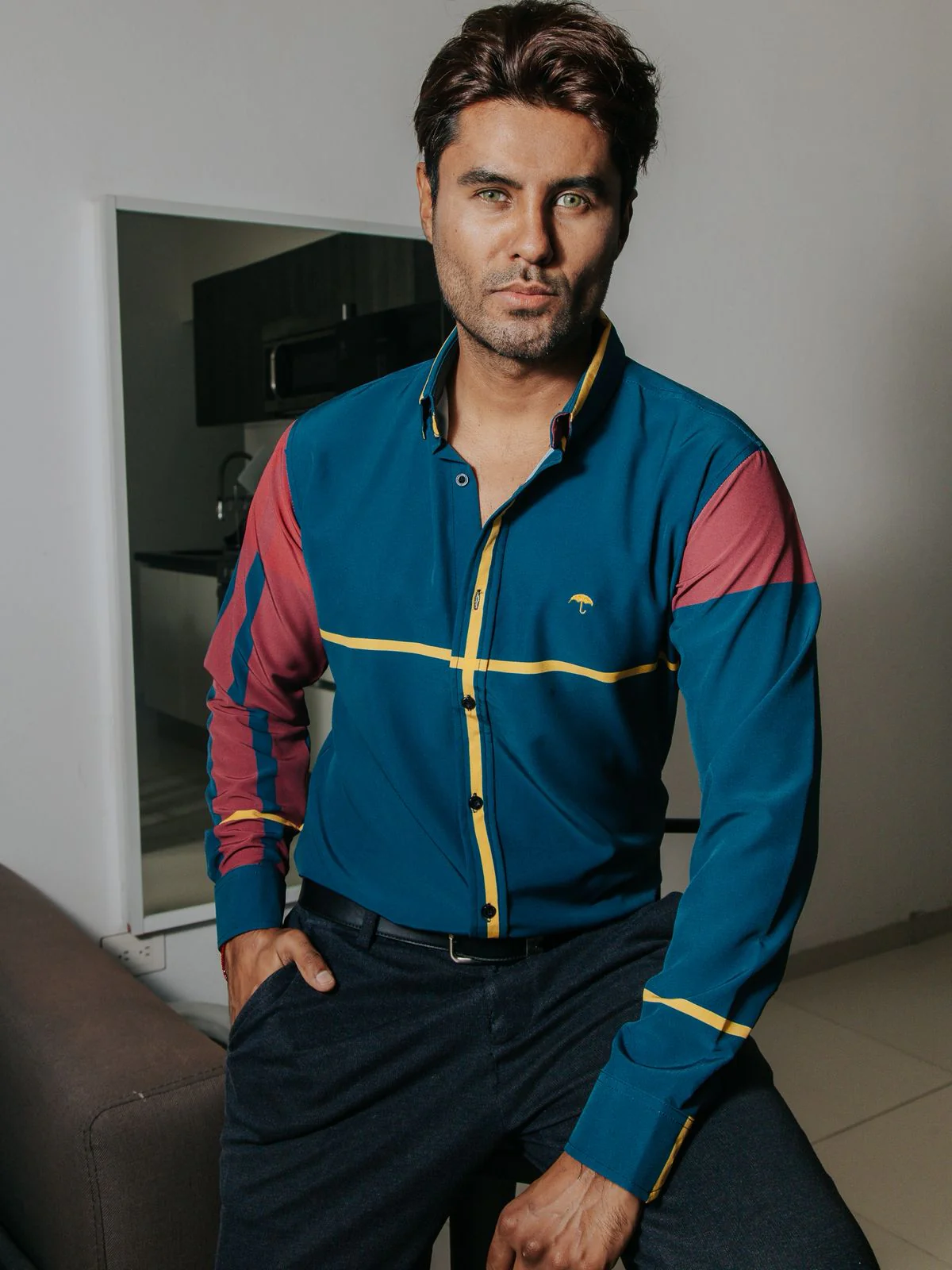 CAMISA HOMBRE SLIM FIT, AZUL FRANJA VINO Y LÍNEA AMARILLA