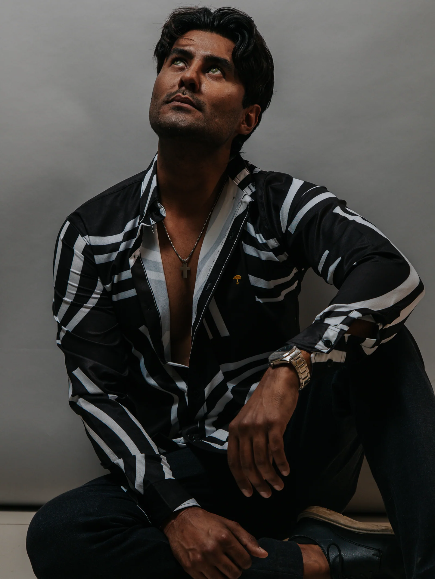 CAMISA SLIM FIT HOMBRE, NEGRA LÍNEAS CURVAS Y SEMICIRCULOS