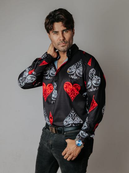CAMISA HOMBRE SLIM FIT, NEGRA PICAS TRÉBOLES CORAZÓN ROJO Y GRIS