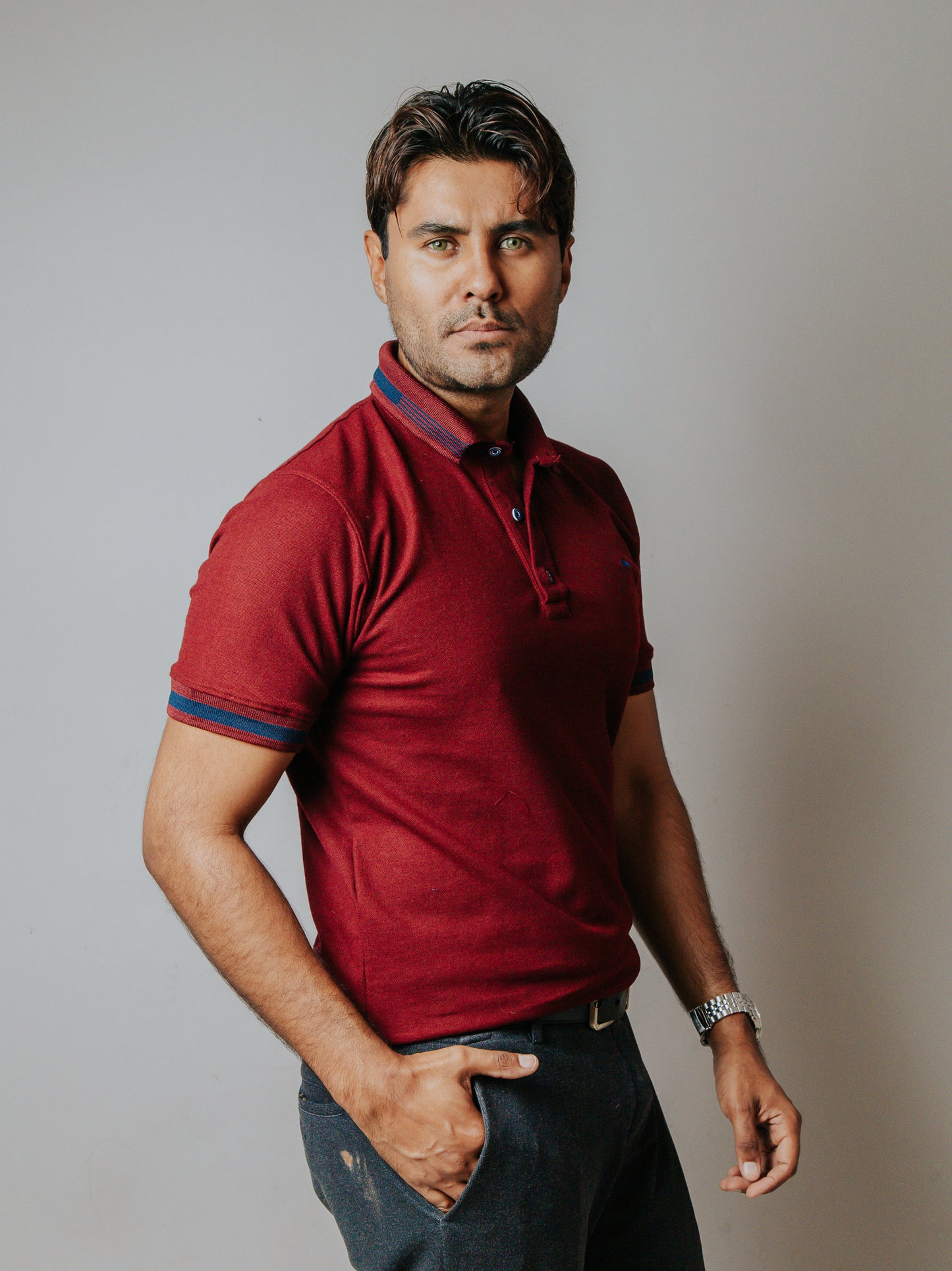 PLAYERA POLO SLIM FIT, VINO DETALLE AZUL MARINO