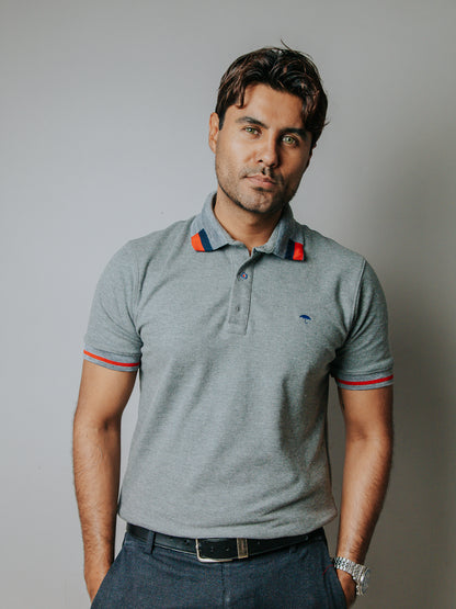 PLAYERA POLO SLIM FIT, GRIS DETALLE MARINO Y ROJO