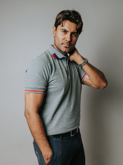 PLAYERA POLO SLIM FIT, GRIS DETALLE MARINO Y ROJO