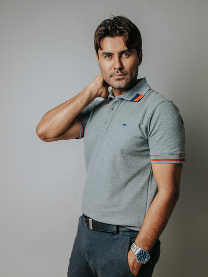 PLAYERA POLO SLIM FIT, GRIS DETALLE MARINO Y ROJO