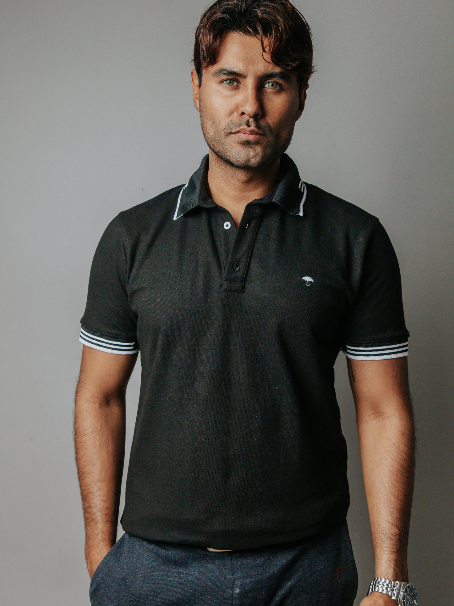 PLAYERA POLO SLIM FIT, NEGRA LÍNEAS BLANCAS